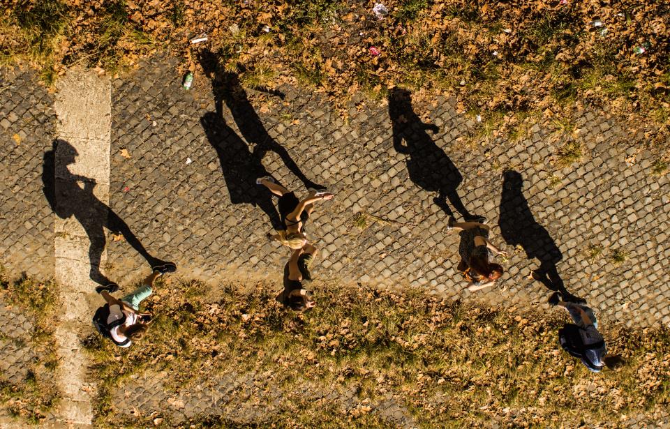 Overview of children walking to school